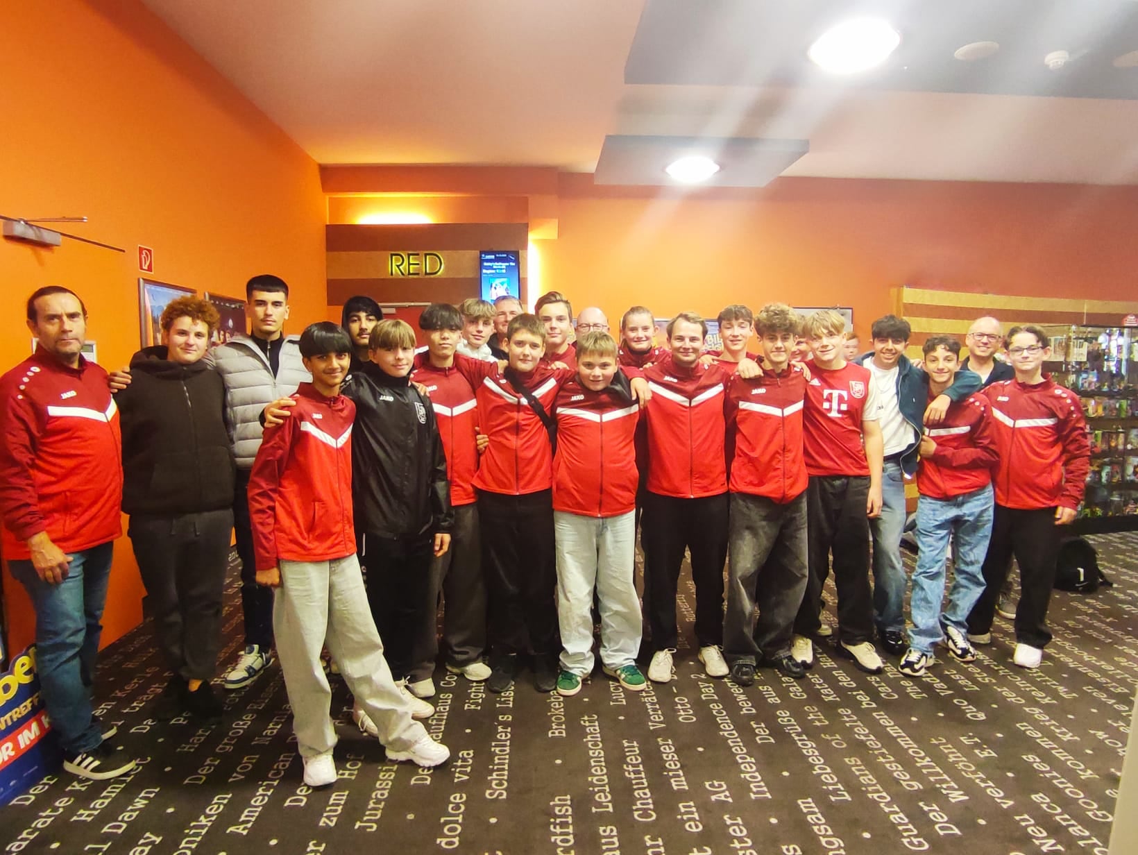 Mannschaften vor dem Kinosaal